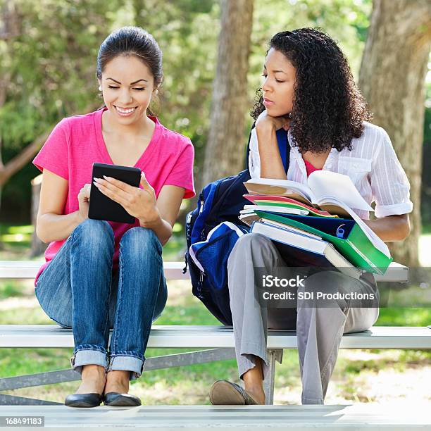 Student Vor Neid Erblassen Des Freundes Tablet Stockfoto und mehr Bilder von Afrikanischer Abstammung - Afrikanischer Abstammung, Akademisches Lernen, Bildschärfe