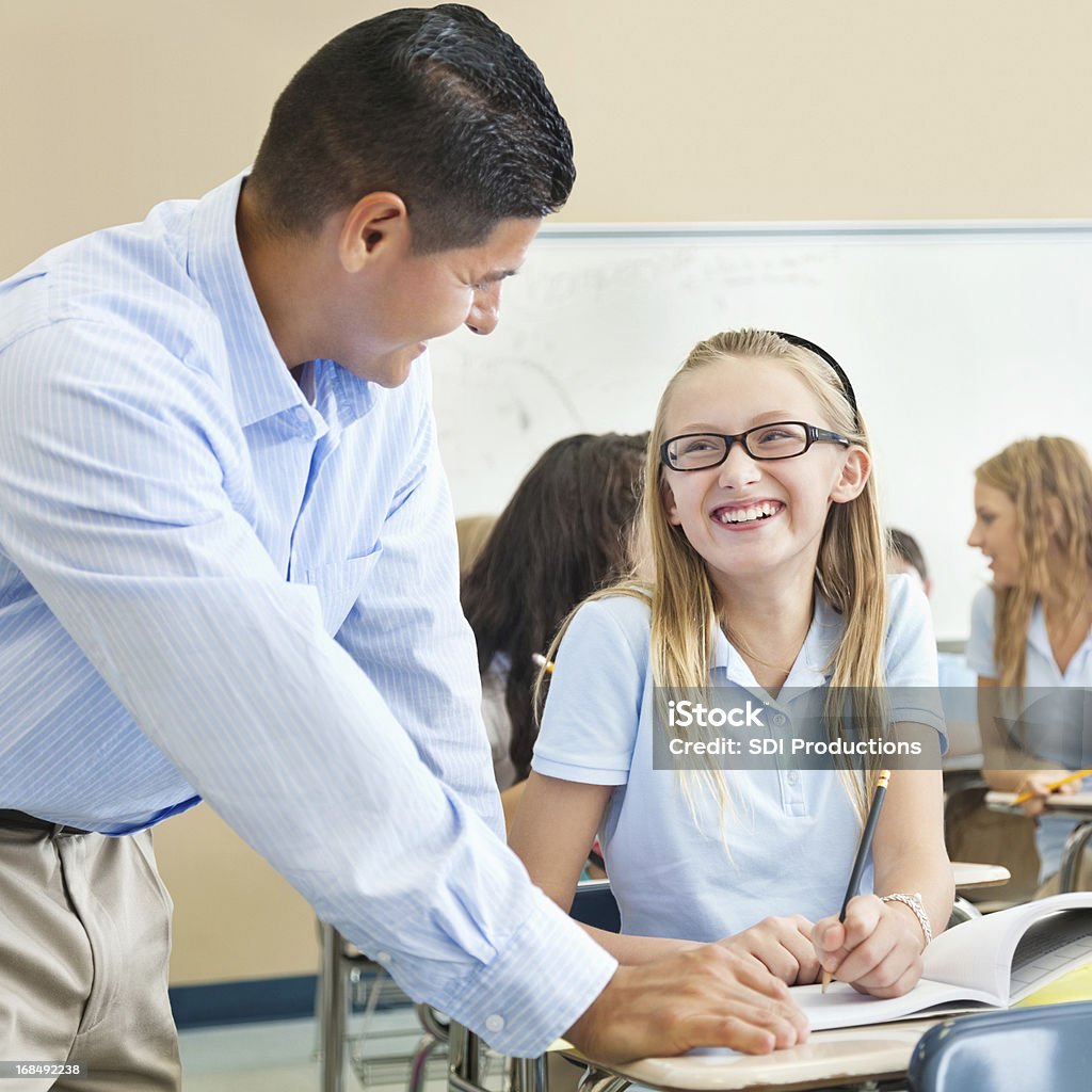 Estudante feliz falando com o professor na aula - Foto de stock de Acontecimentos da Vida royalty-free