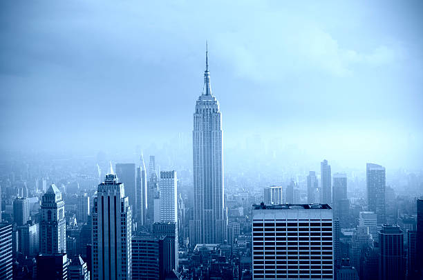 skyline von manhattan in der fog.blue farbtönen. - monochrome cityscape color image horizontal stock-fotos und bilder