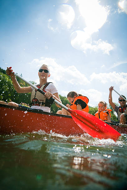 młoda rodzina kanadyjkarstwo - canoeing canoe family activity zdjęcia i obrazy z banku zdjęć