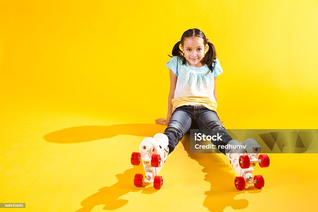 Красивая молодая девушка на Roller Skates - Стоковые фото Роликовый конёк роялти-фри