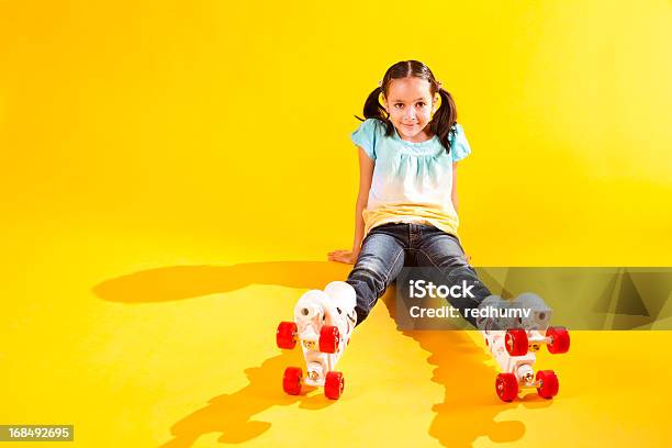 Красивая Молодая Девушка На Roller Skates — стоковые фотографии и другие картинки Роликовый конёк - Роликовый конёк, Катание на роликах, Ребёнок