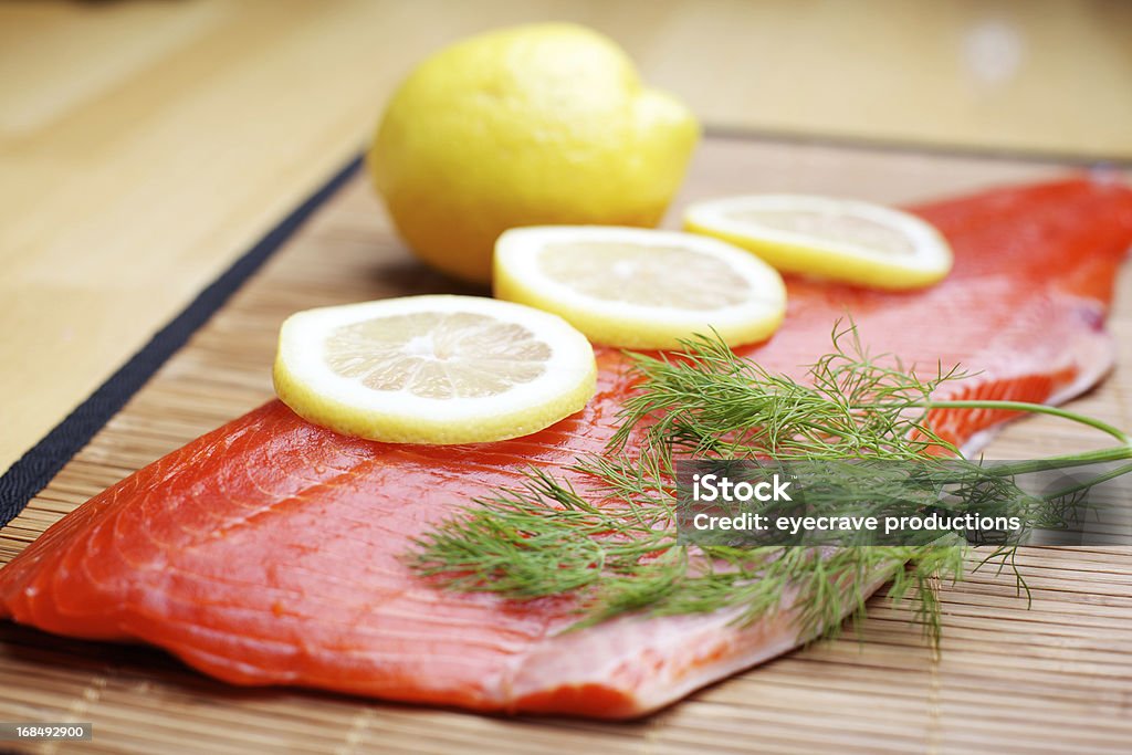 Filetto di salmone selvatico raw in bambù - Foto stock royalty-free di Alimentazione sana