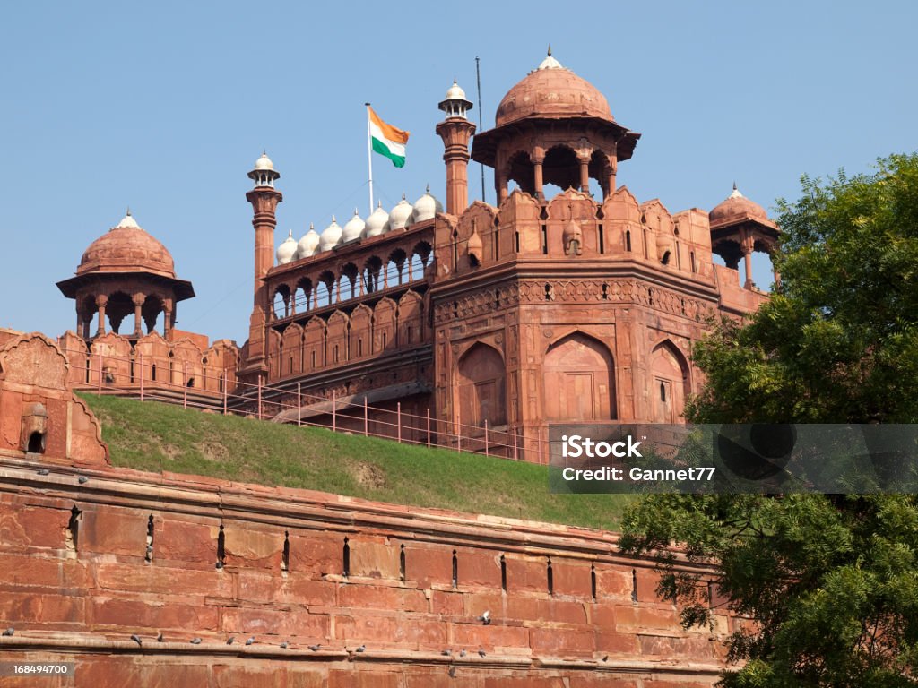 Bandeira da Índia voando sobre o forte vermelho em Delhi - Foto de stock de Bandeira Indiana royalty-free