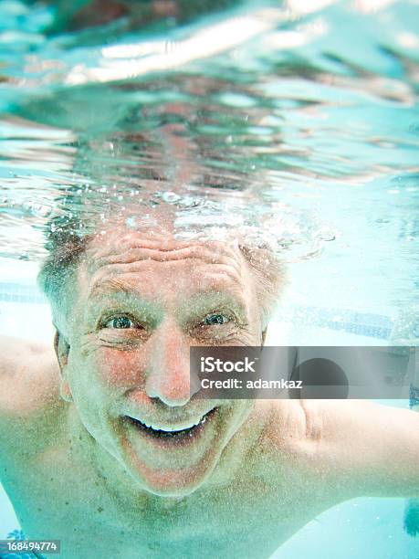 Senior Erwachsener Big Smile Unterwasser Stockfoto und mehr Bilder von Schwimmbecken - Schwimmbecken, Alter Erwachsener, In den Fünfzigern
