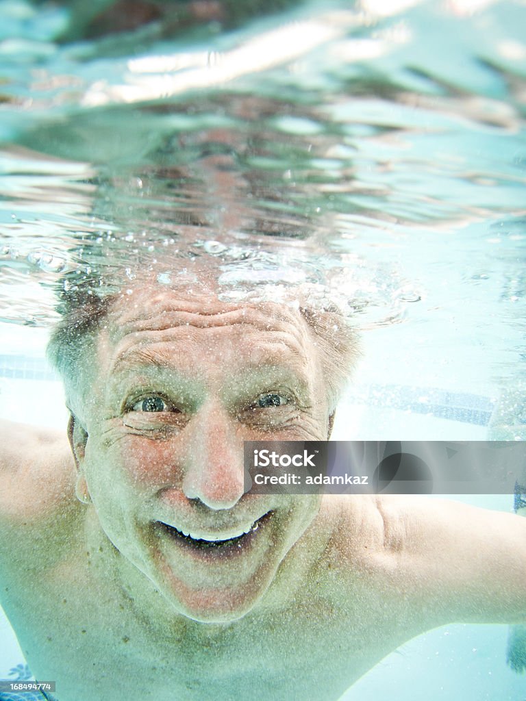 Anziani Grande sorriso Subacqueo - Foto stock royalty-free di Piscina