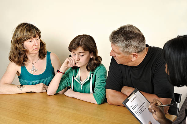 família a terapêutica - lawyer family talking discussion imagens e fotografias de stock