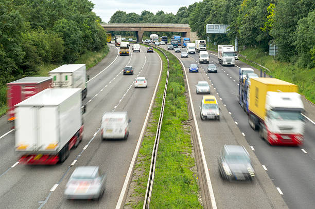 한산합니다 흐르는 고속도로 - truck uk multiple lane highway england 뉴스 사진 이미지