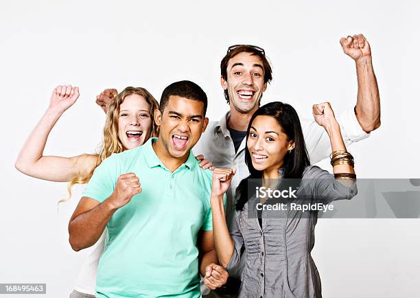 Vier Glücklich Energiegeladene Fans Wave Und Shout Die Unterstützung Ihrer Seite Stockfoto und mehr Bilder von Fan