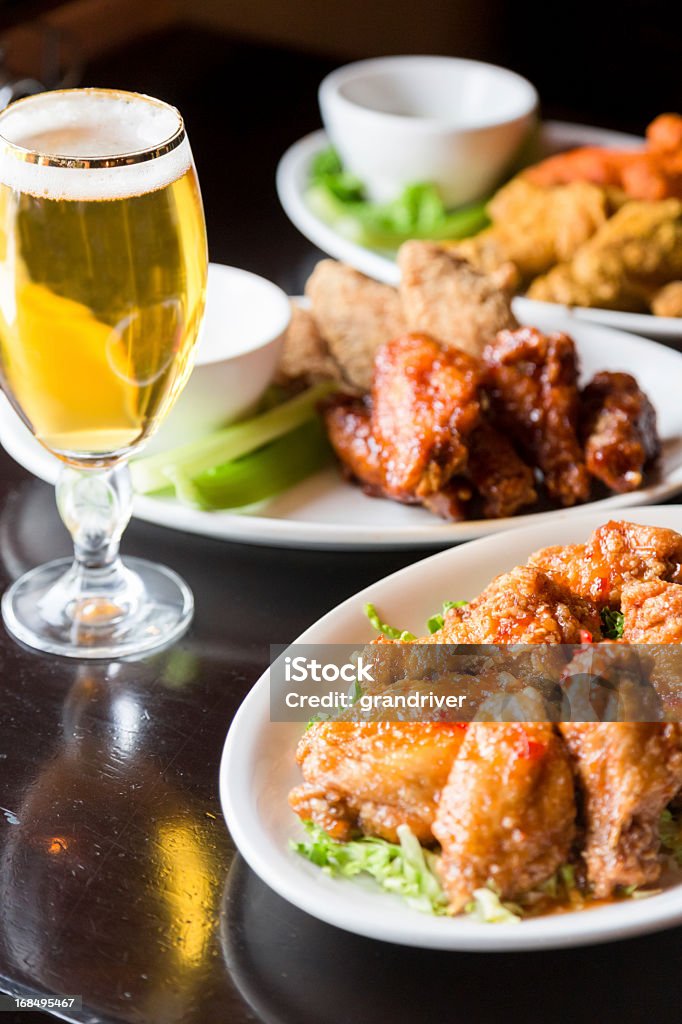 Cerveja e asas de frango apimentado - Foto de stock de Antepasto royalty-free