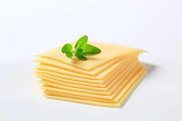 rodajas de queso - yellow cheese thin portion fotografías e imágenes de stock