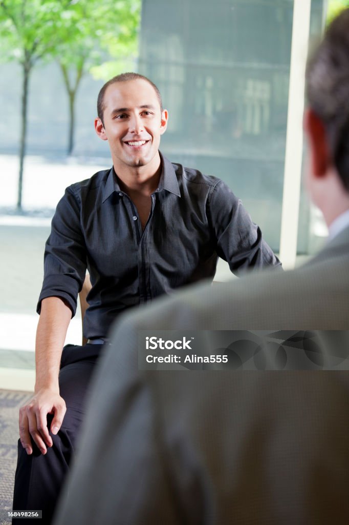 Jovem casual durante uma Entrevista de Trabalho - Royalty-free Cara a Cara Foto de stock