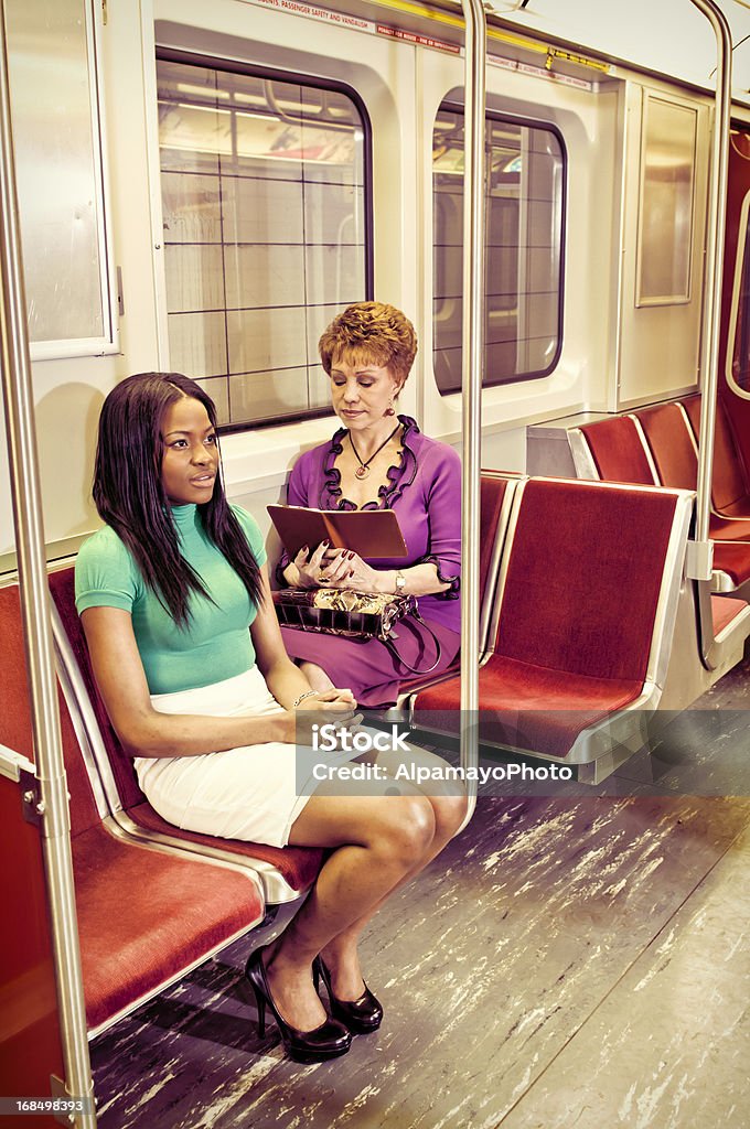 Os passageiros em um trem de metrô-I - Foto de stock de A caminho royalty-free