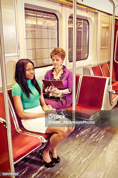 Foto de Os Passageiros Em Um Trem De Metrôi e mais fotos de stock de A caminho - A caminho, Adulto, Adulto maduro