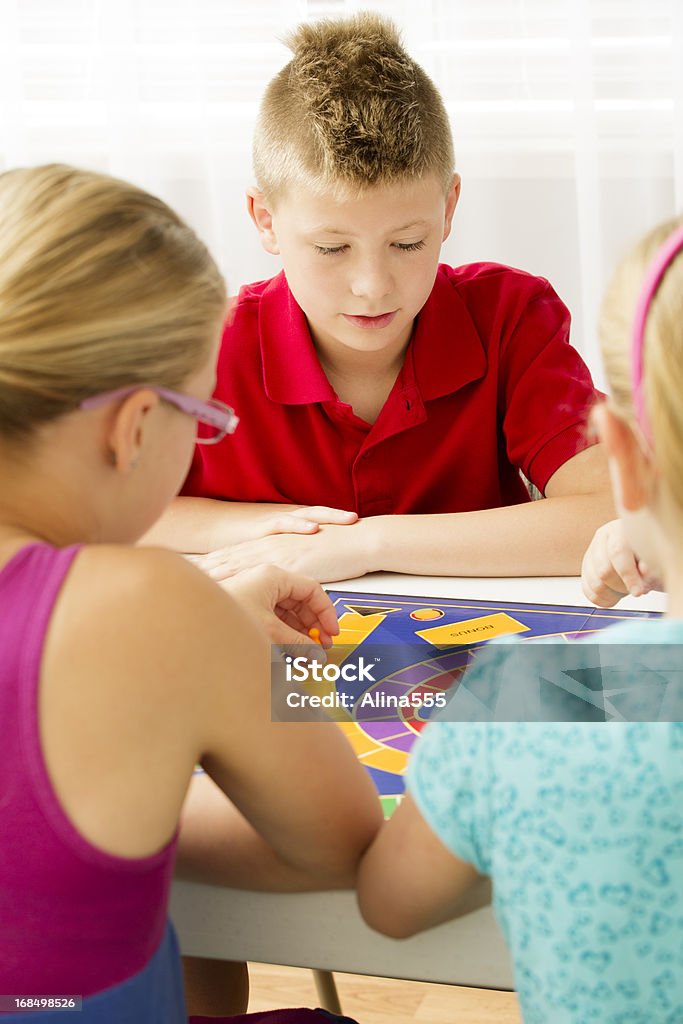 Gruppe von Kindern spielen ein Brettspiel - Lizenzfrei Brettspiel Stock-Foto