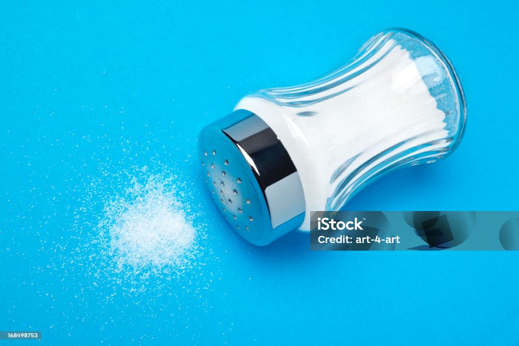Versato salt - Foto stock royalty-free di Saliera
