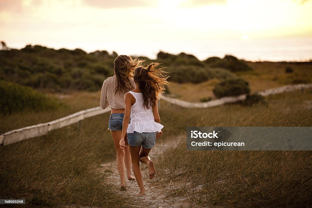 Melhores amigos correr juntos no pôr do sol - Royalty-free Amizade Foto de stock