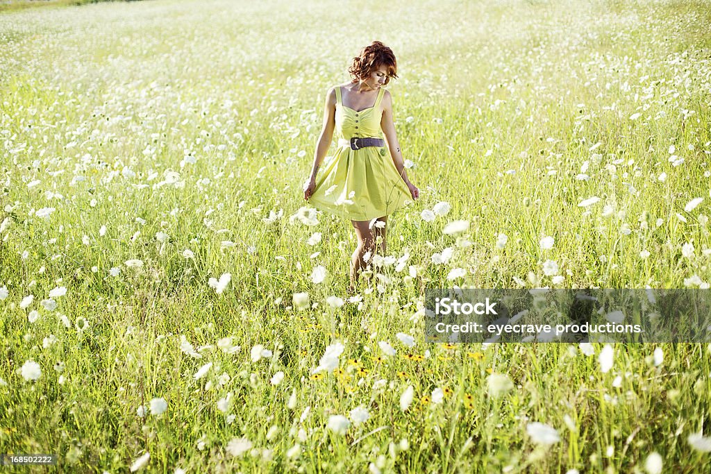 여름 해질녘까지 아름다운 젊은 여성 야외 - 로열티 프리 귀여운 스톡 사진