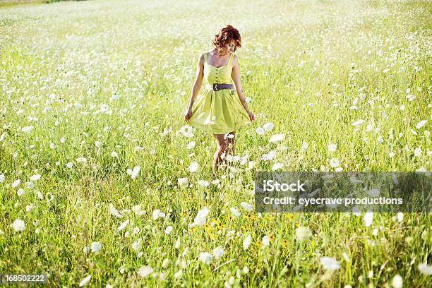 여름 해질녘까지 아름다운 젊은 여성 야외 귀여운에 대한 스톡 사진 및 기타 이미지 - 귀여운, 꽃-식물, 노랑