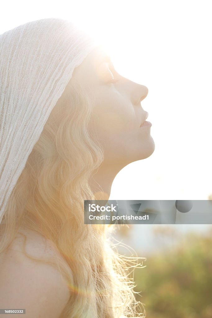 Mujer bella y sunbeams - Foto de stock de Cristianismo libre de derechos