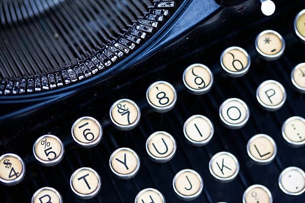 máquina de escribir vintage - typewriter retro revival old fashioned obsolete fotografías e imágenes de stock