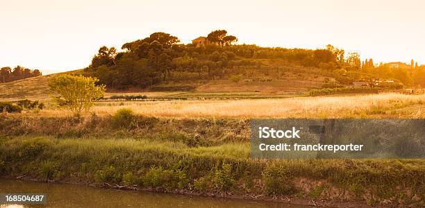 Campagna Al Tramonto In Toscana Italia - Fotografie stock e altre immagini di Agricoltura - Agricoltura, Ambientazione esterna, Arancione