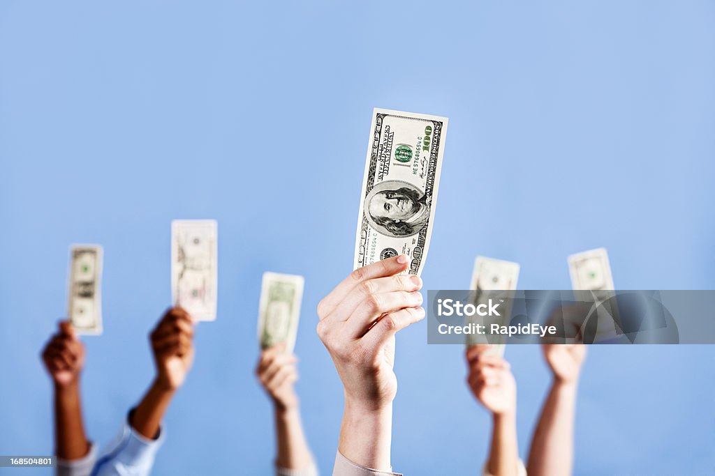 Ho il denaro! Molte mani tenendo in dollari USA - Foto stock royalty-free di Cielo