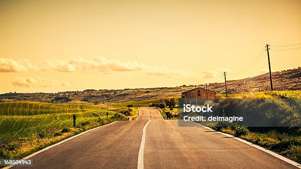 Strada Attraverso I Campi - Fotografie stock e altre immagini di Toscana - Italia - Toscana - Italia, Viaggio in macchina, Ambientazione esterna