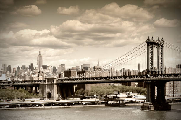 manhattan bridge, nyc.vintage stile - dramatic sky manhattan moody sky new york city foto e immagini stock