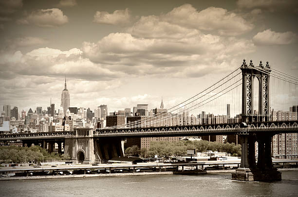 manhattan bridge を渡り、nyc.vintage スタイル - east river riverbank waters edge suspension bridge ストックフォトと画像