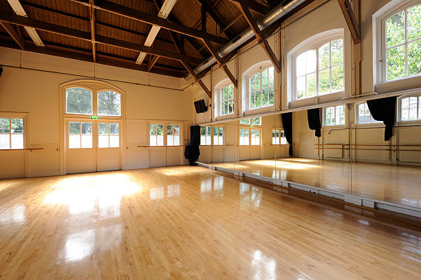 vacío estudio de baile - estudio de ballet fotografías e imágenes de stock