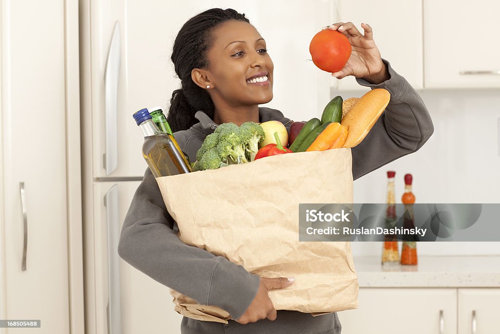 Desfrutando de produtos de mercearia. - Foto de stock de Cozinha royalty-free