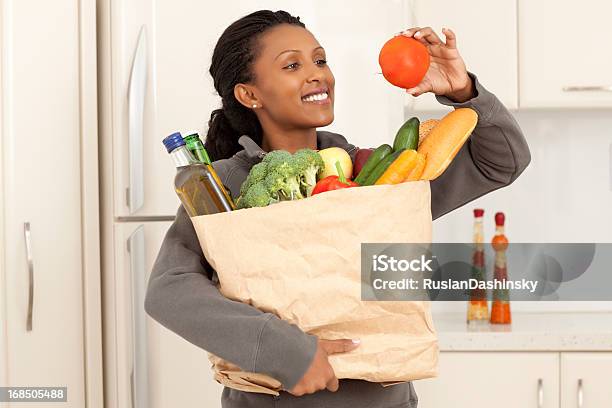 Foto de Desfrutando De Produtos De Mercearia e mais fotos de stock de Cozinha - Cozinha, Moderno, Saco de Papel