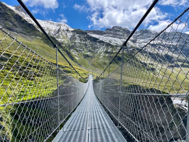 подвесной мост в грейна эбене в граубюндене, швейцария. - graubunden canton surselva panoramic scenics стоковые фото и изображения