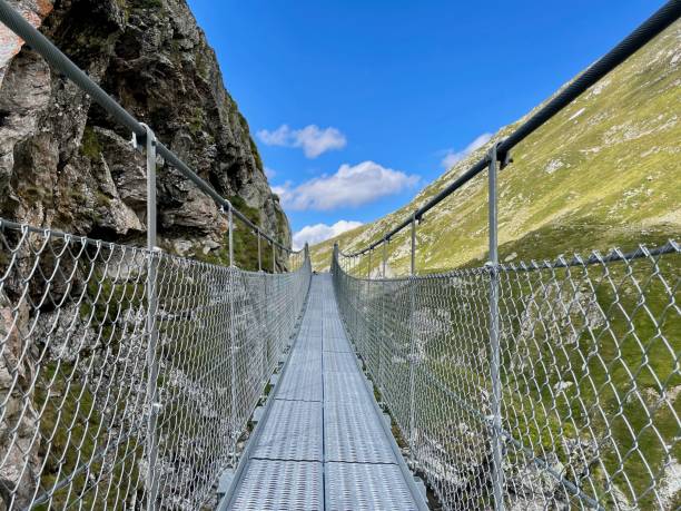 подвесной мост в грейна эбене в граубюндене, швейцария. - graubunden canton surselva panoramic scenics стоковые фото и изображения