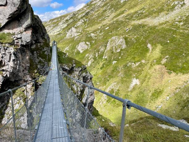 подвесной мост в грейна эбене в граубюндене, швейцария. - graubunden canton surselva panoramic scenics стоковые фото и изображения