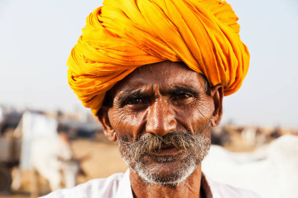 indian alter mann porträt kamelmarkt von pushkar - camel fair stock-fotos und bilder