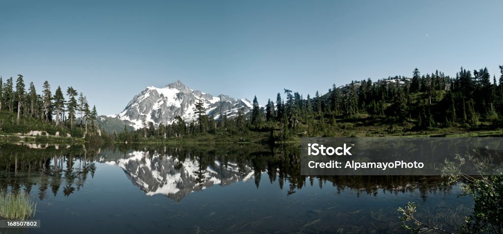 パノラマに広がる山の画像 Shuksan - ノースカスケード国立公園のロイヤリティフリーストックフォト