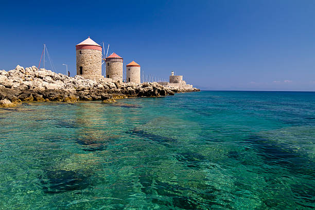 rhodes molinos de viento y lightouse fort - rock mill fotografías e imágenes de stock