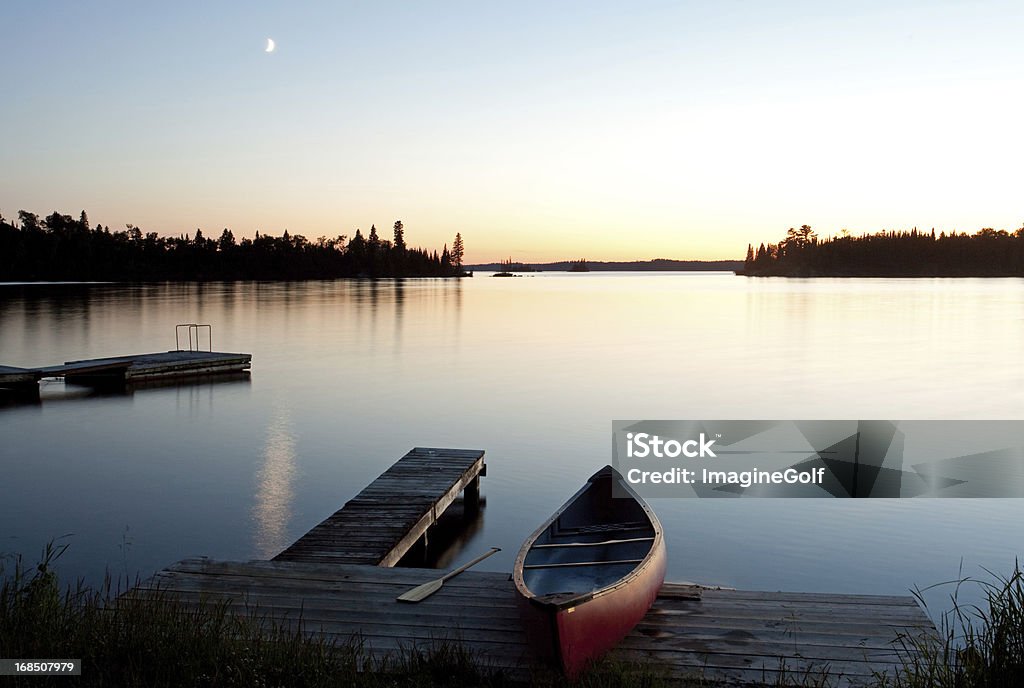 Canoa na doca de Muskoka região de Ontário - Foto de stock de Muskoka royalty-free