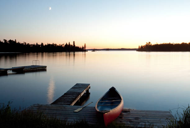 canoa na doca de muskoka região de ontário - canada landscape manitoba lake - fotografias e filmes do acervo