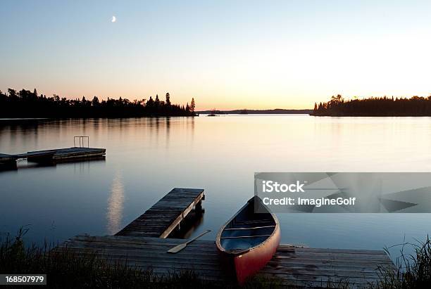 Foto de Canoa Na Doca De Muskoka Região De Ontário e mais fotos de stock de Muskoka - Muskoka, Manitoba, Canadá