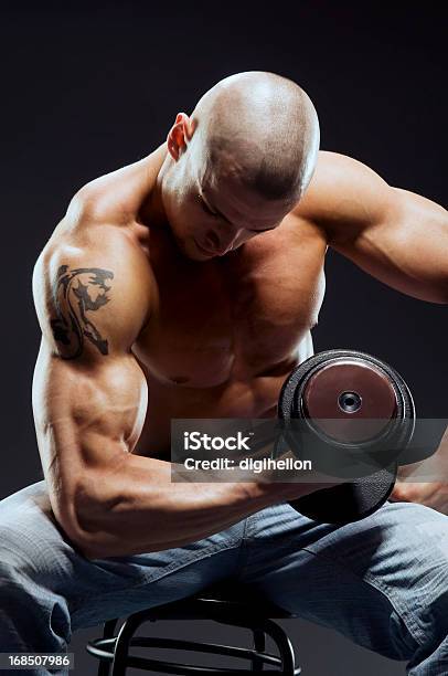 Człowiek Ćwiczyć - zdjęcia stockowe i więcej obrazów Aktywny tryb życia - Aktywny tryb życia, Bez koszulki, Biceps