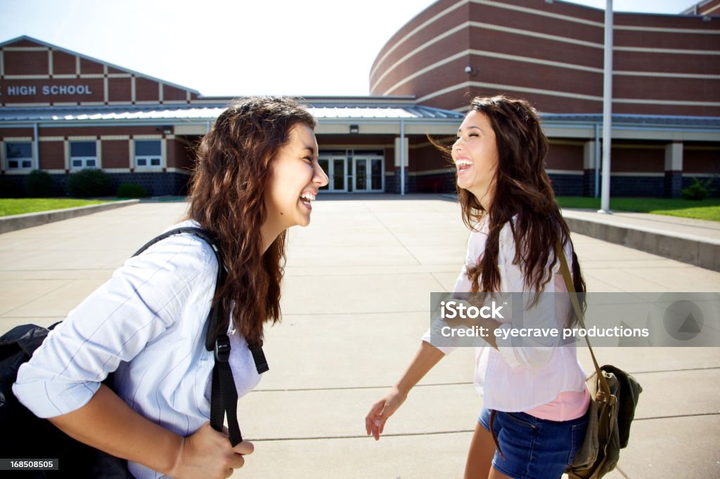 Mujer asiática adolescentes en highschool entrada - Foto de stock de Adolescente libre de derechos