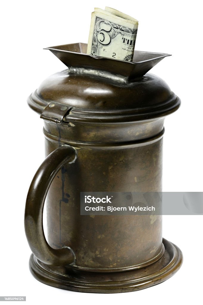 Billet de 5 dollars américains dans la fente d’une ancienne boîte de don - Photo de Action caritative et assistance libre de droits Billet de 5 dollars américains dans la fente d’une ancienne boîte de don - Photo de Action caritative et assistance libre de droits