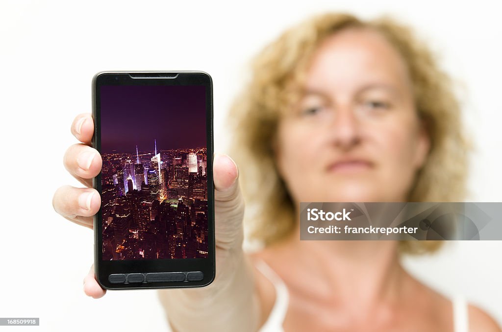 Viendo que muestre la imagen en un smartphone-new york city - Foto de stock de Adulto libre de derechos