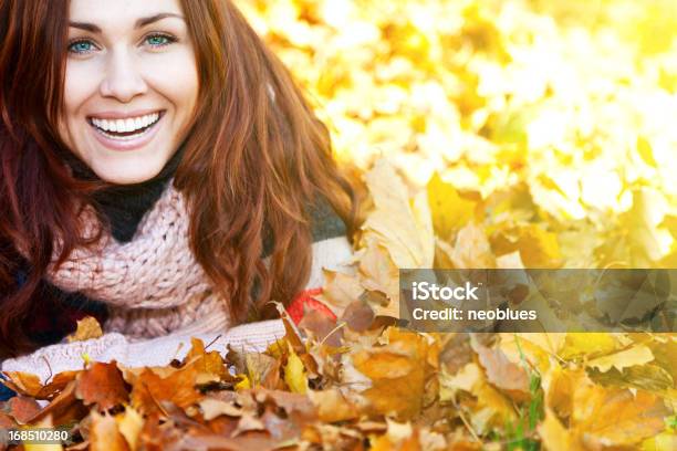 女性レッドヘアの花輪を秋の葉します - 1人のストックフォトや画像を多数ご用意 - 1人, 20-24歳, カメラ目線