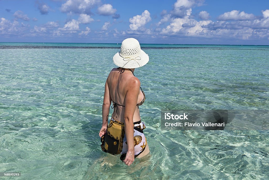 Mulher Andar na Raso água límpida, Grand Cayman - Royalty-free Grupo de Pessoas Foto de stock