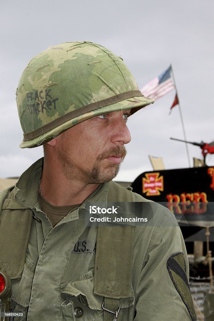 Vietnã Era soldado. - Foto de stock de Capacete - Equipamento royalty-free