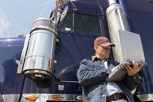 trucker und computer - computer manual worker truck driver truck stock-fotos und bilder